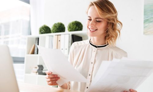 femme cloe qui trie ses papier